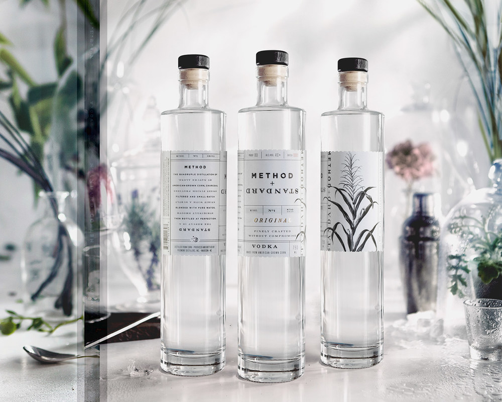 Method + Standard-伏特加酒包装设计-采用新鲜的苹果,肉桂,和成熟的草莓为原料发酵而成。透明的瓶子,闪闪发光的颜色是引诱消费者体验一个精品精神---酷图编号1153243