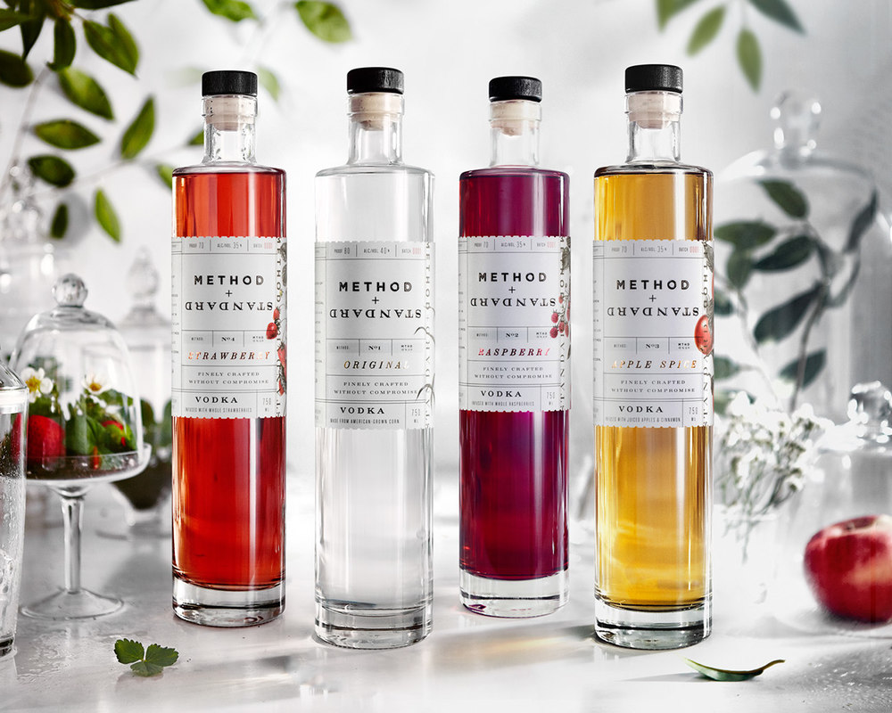 Method + Standard-伏特加酒包装设计-采用新鲜的苹果,肉桂,和成熟的草莓为原料发酵而成。透明的瓶子,闪闪发光的颜色是引诱消费者体验一个精品精神---酷图编号1153246