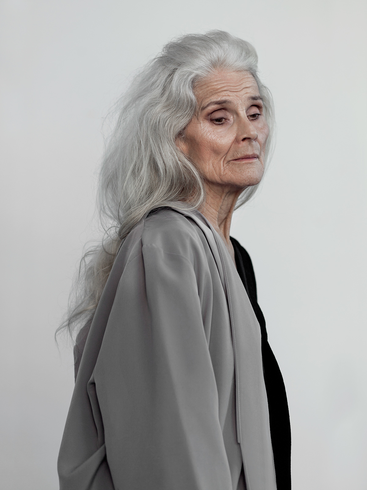 高清晰奶奶灰长发女性背部写真壁纸-欧莱凯设计网