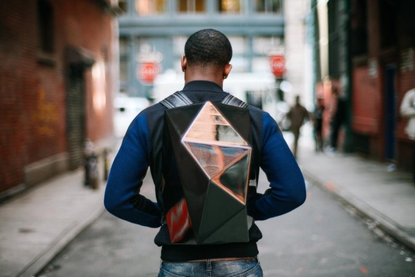 多边形的背包设计-但它实际上是由两个不同的部分组成,一个坚硬的外壳和柔软皮革内饰钻石缝制---酷图编号1153762