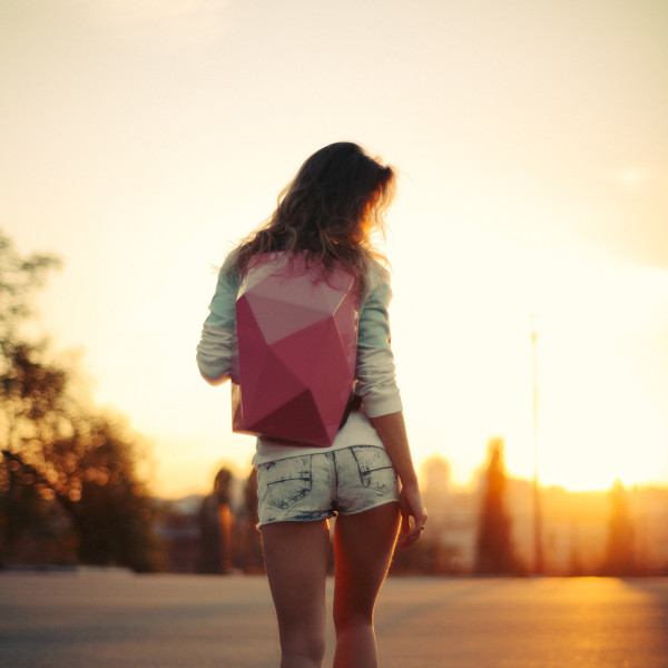 多边形的背包设计-但它实际上是由两个不同的部分组成,一个坚硬的外壳和柔软皮革内饰钻石缝制---酷图编号1153764