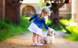 可爱的女孩和小狗狗