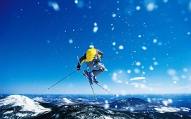雪山滑雪跳高极限运动