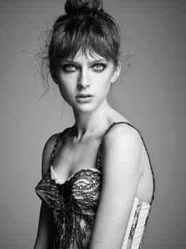 Gracie格雷西-分明发辫和烟熏眼睛构成一个新时尚故事-黑发模特身穿服装品牌有高田贤三，圣罗兰和巴尔曼