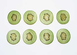 排成一排的八片猕猴桃水果片