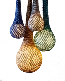 阿里尔・祖克曼的针织灯罩-特拉维夫Ariel Zuckerman创建了一系列传统技术与现代相结合的羊毛针织灯具，外形酷似水袋