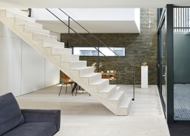 黑砖墙壁房子-整栋房子通过釉面庭院和天窗引入光线