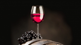 一杯红葡萄酒与紫黑葡萄