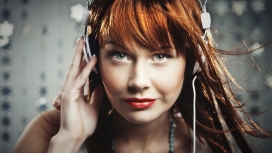 火热的红发dj摇头女