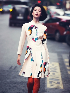 Vogue中国-乐趣和嬉闹-巴黎街头版画图案混搭时装秀