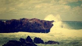 惊涛骇浪-高清晰浪花岩石碰撞