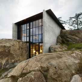 岩石屋-西雅图建筑事务所Olson Kundig作品，房屋建筑于北美岛屿露头的岩石大石块旁