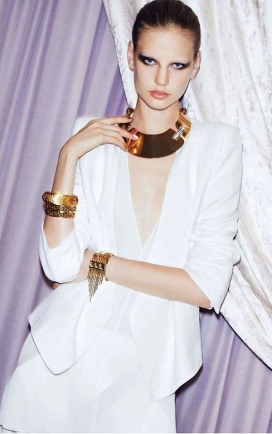 独享的欢愉-Vogue中国-纯白与金色相互依存，散发纯净高贵的独特魅力，高调的装饰主义风配饰，大行其道-这是一场属于你的私人灵感派对