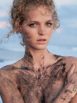 艾琳-在沙滩上享受风和日丽的天气