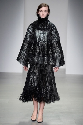 伦敦时装周-格雷厄姆毕业生金属纤维时装系列-采用洗餐具钢丝为原料，灵感来自锅炉西装的外观