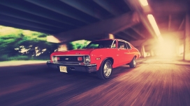 超速的葡萄酒红雪佛兰汽车