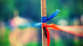 绑在木棍上的红蓝彩带绳