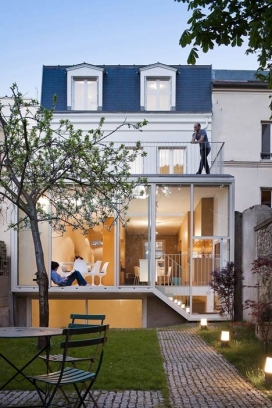 玻璃屋-巴黎郊区百年老房子改造的幕墙延伸公寓-120平方米面积，只有90平方米可用，包括阁楼和地下室增加了家庭总占地面积220万平方米，集成了两个天窗，提供额外的日光饭厅和厨房。