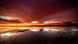 红色的沼泽地天空