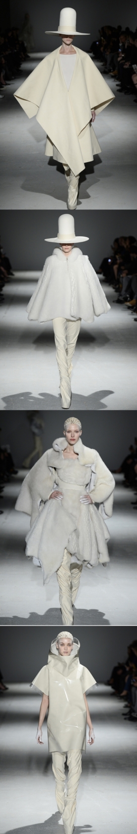 巨大的羊皮，皱巴巴的金属塑料片皮革蓬松时装秀-主要以白色皮草和塑料用夸张的轮廓打造的服装