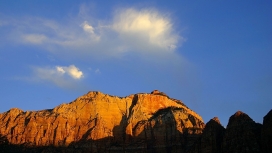晴朗天空下的强大山