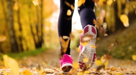 森林漫步-漂亮的女孩树林跑步