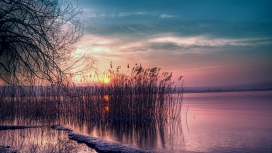 日落湖边美景
