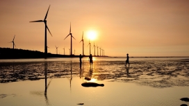 夕阳下的海洋风车