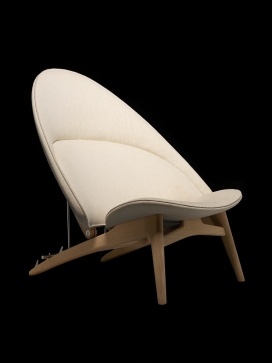 Hans Wegner的靠背椅-为了纪念韦格纳的100周年纪念，他们把椅子投入生产，采用传统木工与新兴胶合板技术成型，他还增加了一个调整角度机制，以便在休息室调整特定的舒适程度