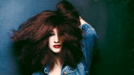 美丽的红卷发美女壁纸