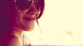 戴墨镜微笑的女孩