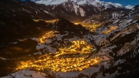 城市之光-法国山区小镇夜景壁纸