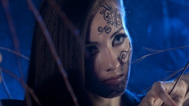 面部纹身的女人