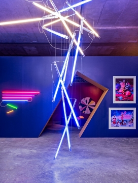 悉尼艺术灯光猎人-有400多名特邀嘉宾出席该艺术展-是一个充满活力的环境，让每一个墙都有一种不同的颜色，那里没有自然光，只有艺术灯光