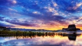 天空草岩湖面倒影