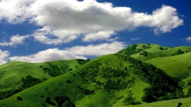 蓝天白云下的绿高山