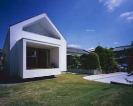 小山墙房-日本建筑师Naoko Horibe作品。两层高的房子，房屋位于日本?市，建筑门有两个开口，第一个是三角形，并包含一个凹阳台，第二个是矩形，并包括一个突出的露台，里面住着一个年轻的三口之家