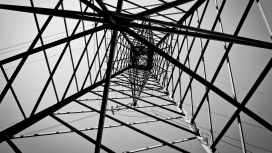 仰拍电线杆铁架杆