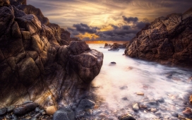 白云阳光下的大洋岩石