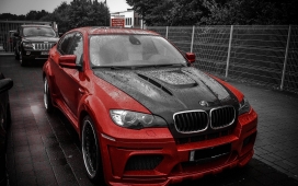 被雨淋的黑红宝马汽车壁纸