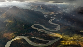 阿拉斯加山脉的弯曲河流