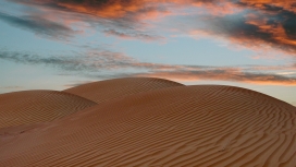 红云下的沙漠沙丘