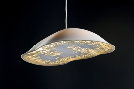 云状瓷灯-每个挂件有一个黄铜面板悬浮在它下面，通过其独特棱角分明的图案过滤光线，模仿一个切片的陨石