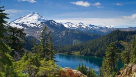 白雪皑皑的山峰林河岩