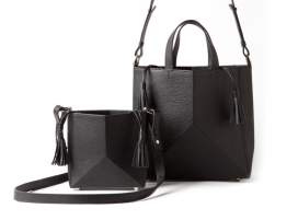 骨袋-诠释皮肤与骨骼的方式，由优质意大利皮革和银金硬件为材料，有三种不同的尺寸和四种颜色