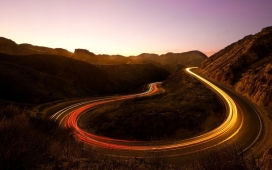 蜿蜒车流光速带