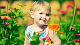 花丛中的金发女宝宝壁纸