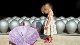 扔掉雨伞的金发宝宝