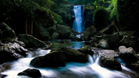 大石头瀑布壁纸