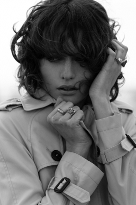 曼侬-Cake杂志黑白人像封面